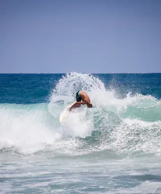 Schnappe dir die Wellen beim Surfen in Manzanillo